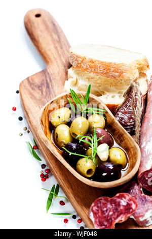 Italienische Salami mit Oliven und Ciabatta auf weißem Hintergrund Stockfoto