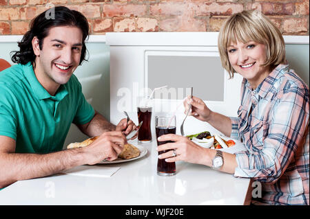Junges Paar mit Abendessen in einem restaurant Stockfoto
