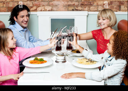 Fröhliche Familie vier feiern, Cheers! Stockfoto