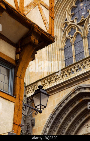 Mittelalterliches Haus und eine Kathedrale in Vannes, Frankreich Stockfoto