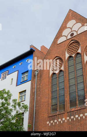 Der katholischen Kita Ss. Corpus Christi, Fassade der Häuser im Bezirk Prenzlauer Berg von Berlin, Deutschland Stockfoto