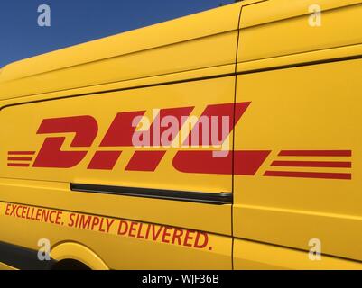 Almere, Niederlande - 26. Mai 2017: DHL-Lieferwagen Logo. Stockfoto