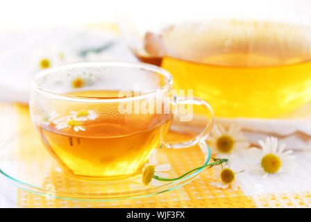 Teetasse und Teekanne mit pflanzlichen beruhigende Kamillentee Stockfoto