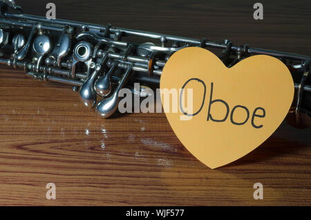 Oboe mit Herz n Holz Hintergrund Stockfoto