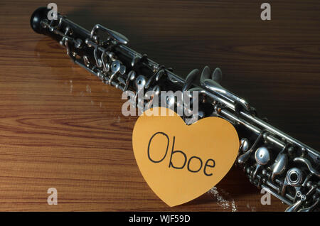 Oboe mit Herz n Holz Hintergrund Stockfoto