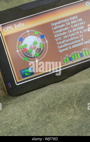 Auto Armaturenbrett des Fahrzeugs als tragbare GPS-Einheit GPS-Handheld Gerät auf Khaki canvas kit Tasche. Die GPS-Technologie, finden Sie Ihren Weg, Navigation, Wandern, Reisen. Stockfoto