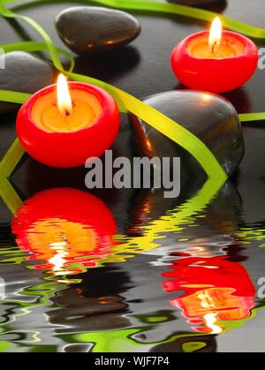 Wellness Kerze und Wasser Reflexion zeigt Zen-Konzept Stockfoto