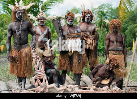 PAPUA (IRIAN JAYA), Asmat, Indonesien: Januar 18: asmats Headhunter und Holzschnitzer in traditionellen und nationalen tribal Zoll, Kleider auf Januar Stockfoto