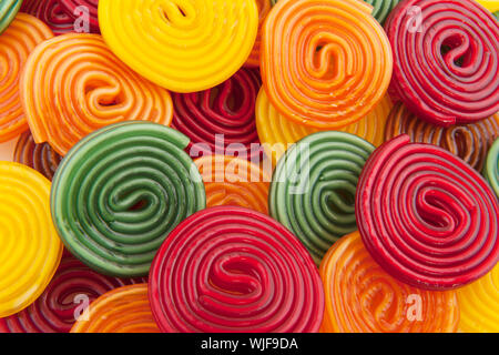 bunte Lakritz Bonbon Tropfen rollt als Hintergrund Stockfoto