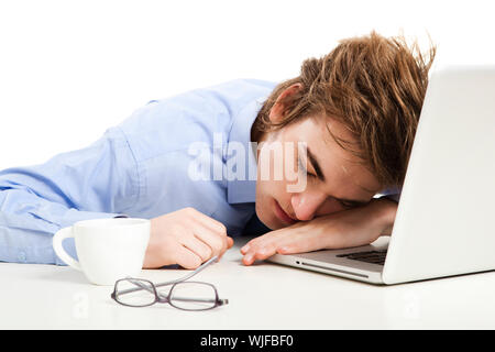 Erschöpften Geschäftsmann im Büro schlafen über den laptop Stockfoto