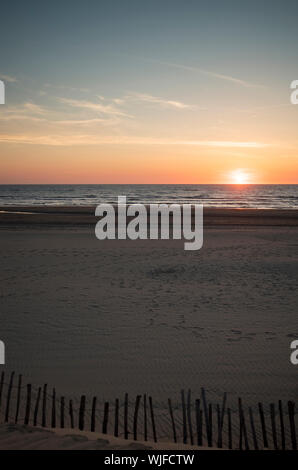 Sonnenuntergang über den Strand von Noordwijk in den Niederlanden Stockfoto