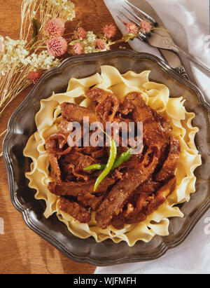 Steak mit Zwiebeln in Scheiben geschnitten Stockfoto