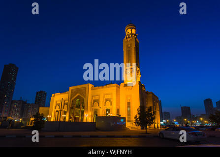 Al Noor Mosque in Sharjah in der Nacht. Vereinigte Arabische Emirate Stockfoto