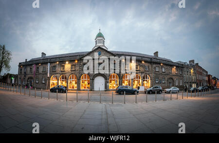 Kilkenny Design Center befindet sich in einem historischen Gebäude mit Blick auf das Kilkenny Castle im Herzen der Stadt Kilkenny Stockfoto