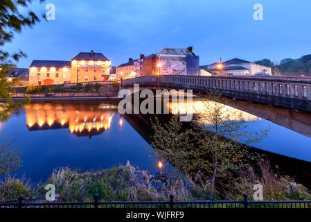 Die Fußgängerbrücke verbindet die Canal Walk auf der einen Seite der Fluss Nore zu den Lacken Spaziergang auf der anderen Seite. Stockfoto