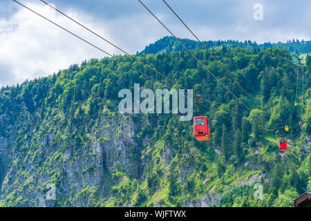 ST. GILGEN, Österreich - Juli 12, 2019: Seilbahn Seilbahn bringt die Besucher auf die Spitze des Zwolferhorn Berg, bietet einen herrlichen Aussichtspunkt mit vi Stockfoto