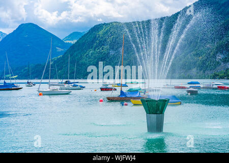 Brunnen und Boote am Wolfgangsee in St. Gilgen am Wolfgangsee, Salzkammergut, Österreich Stockfoto