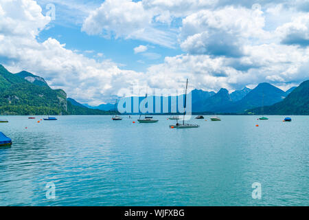 Boote auf dem Wolfgangsee in St. Gilgen am Wolfgangsee, Salzkammergut, Österreich Stockfoto