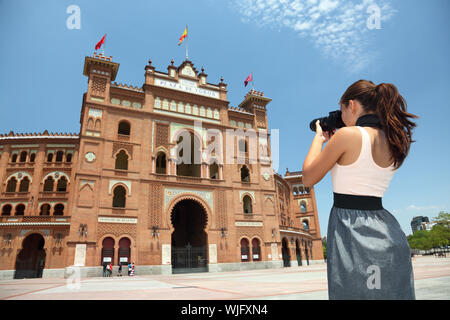 Madrid Frau touristische Fotografen, die Bilder von der Stierkampfarena Plaza de Toros de Las Ventas in Madrid, Spanien. Stockfoto