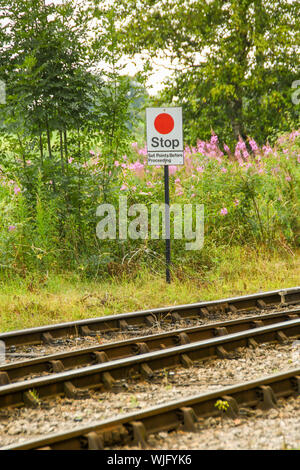 CRANMORE, ENGLAND - Juli 2019: Stoppschild für Triebfahrzeugführer an der Seite der Track auf der East Somerset Railway. Stockfoto