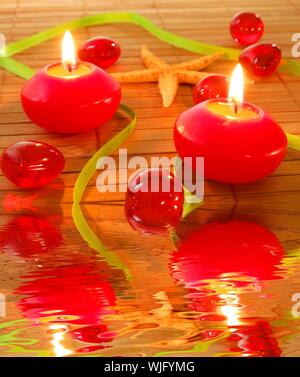Wellness Kerze und Wasser Reflexion zeigt Zen-Konzept Stockfoto