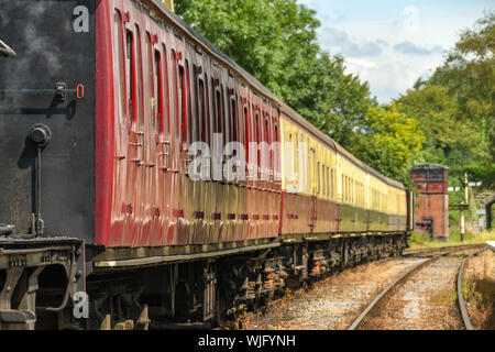 CRANMORE, ENGLAND - Juli 2019: Zug der Trainer auf der Plattform Cranmore Station auf der East Somerset Steam Railway warten. Stockfoto