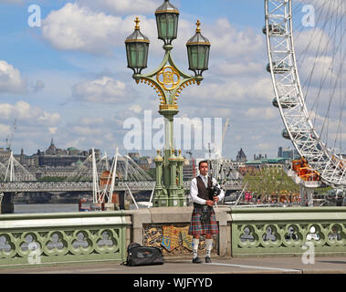 London, Großbritannien - 22.Mai 2016: Scottish Piper auf die Westminster Bridge in London. Stockfoto