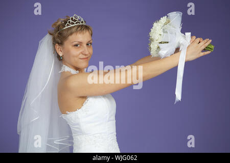 Die Braut hält einen Brautstrauß Stockfoto