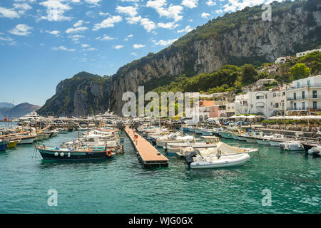 Insel Capri, Italien - AUGUST 2019: Kleine Boote im Yachthafen in der Nähe des Hafens auf der Insel Capri. Stockfoto