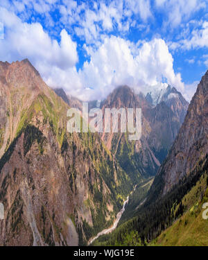 Fantastische absolut irreal Bergblick; River Tal, das von steilen Felsen umgeben Stockfoto