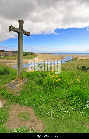 St Cuthberts Kirche Kreuz auf dem Hügel mit Blick auf die River Aln-Mündung und Alnmouth, Northumberland, England, UK. Stockfoto