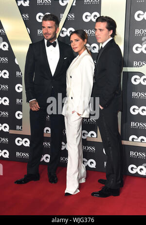 David Beckham (links), Victoria Beckham und Brooklyn Beckham (rechts) bei der Ankunft im GQ Männer des Jahres Awards 2019 in Verbindung mit Hugo Boss, in der Tate Modern in London statt. Stockfoto