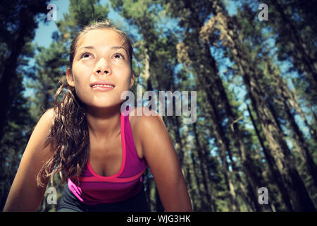 Runnner. Die Frau, die im Wald eine Pause vom Ausarbeiten. Schöne junge Sportlerin - kopieren. Stockfoto