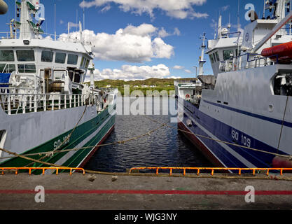 Killybegs, Co Donegal, Irland - 21. Mai, 2019 - Zwei Schiffe an der Pier Stockfoto