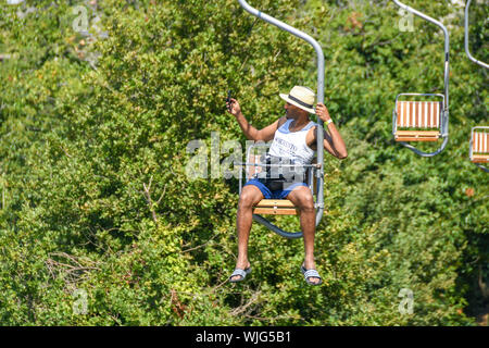 ANACAPRI, Capri, Italien - AUGUST 2019: Person, die selfie auf einem Sessellift auf den Gipfel des Monte Solaro oben Anacapri Reisen Stockfoto