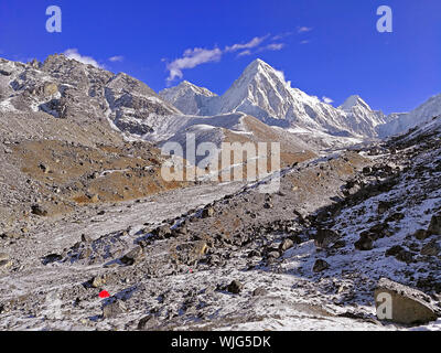 Pumo Ri Peak (7161 m) und Zeltlager bei Sonnenaufgang. Trek zum Everest Base Camp, Sagarmatha National Park, Solukhumbu, Nepal, Himalaya Stockfoto