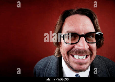 Portrait von robusten Mann mit Brille, ein lustiges Gesicht Stockfoto