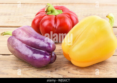 Farbige Hülsen von Paprika auf einem Holztisch. Im rustikalen Stil. Close Up. Stockfoto