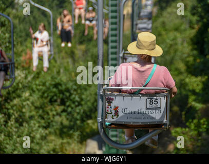 ANACAPRI, Capri, Italien - AUGUST 2019: Besucher auf einem Sessellift fahren nach oben und unten auf den Gipfel des Monte Solaro oben Anacapri Stockfoto