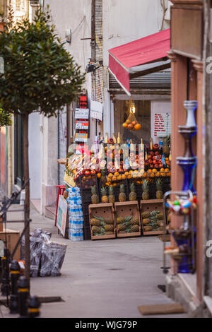 Obststand im Stadtteil Galata in Istanbul Stockfoto