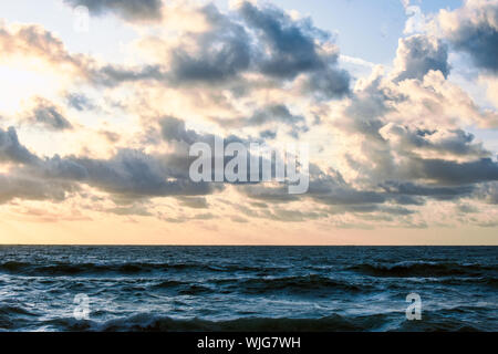 Der Ozean, raue See Wasser mit Horizont und Wolken bei Sonnenuntergang am Abend Stockfoto