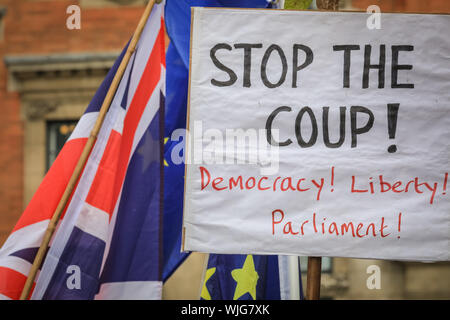 Westminster, London, 03. Sep 2019. Pro- und Anti-Brexit Demonstranten Rallye rund um Parlament und College Green in Westminster am Tag Parlament kehrt aus der Aussparung. Stockfoto