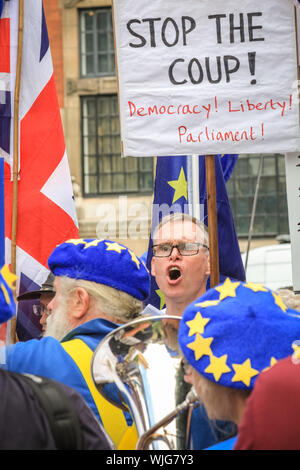 Westminster, London, 03. Sep 2019. Pro- und Anti-Brexit Demonstranten Rallye rund um Parlament und College Green in Westminster am Tag Parlament kehrt aus der Aussparung. Stockfoto