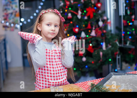 Happy Girl trug Handschuhe Lebkuchen Weihnachtsplätzchen Backen Stockfoto