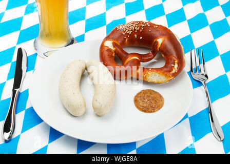 Weißwurst setup mit Bier und blau weiß hintergrund Stockfoto