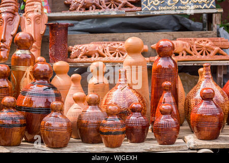 Traditioneller Markt, Handwerk, Töpferei, Holzbearbeitung Stockfoto