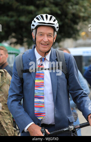 Westminster, London, 03. Sep 2019. Kanal 4 Nachrichten Anker und Moderator Jon Snow kommt, Politiker zu interviewen. Politiker werden auf College Green in einer 'Material' geschlossen, gegenüber Parlament interviewt. Credit: Imageplotter/Alamy leben Nachrichten Stockfoto