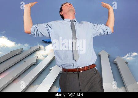 Unternehmer stehen mit den Händen gegen die Schritte aus der Bücher mit offener Tür gemacht Stockfoto