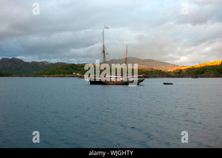 M. V. Bessie Ellen verankert im Loch Na Droma Oronsay Buidhe Sound of Mull Schottland United Kingdom port side Sunset View 1904 William Kelly Plymouth buil Stockfoto