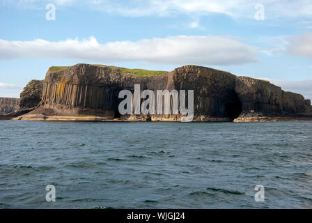 Fingal's Cave auf Staffa Insel der Inneren Hebriden Schottland United Kingdom Sechsecke hexagonally Paläozän lava Basaltsäulen National Trust fo Gelenkwelle Stockfoto